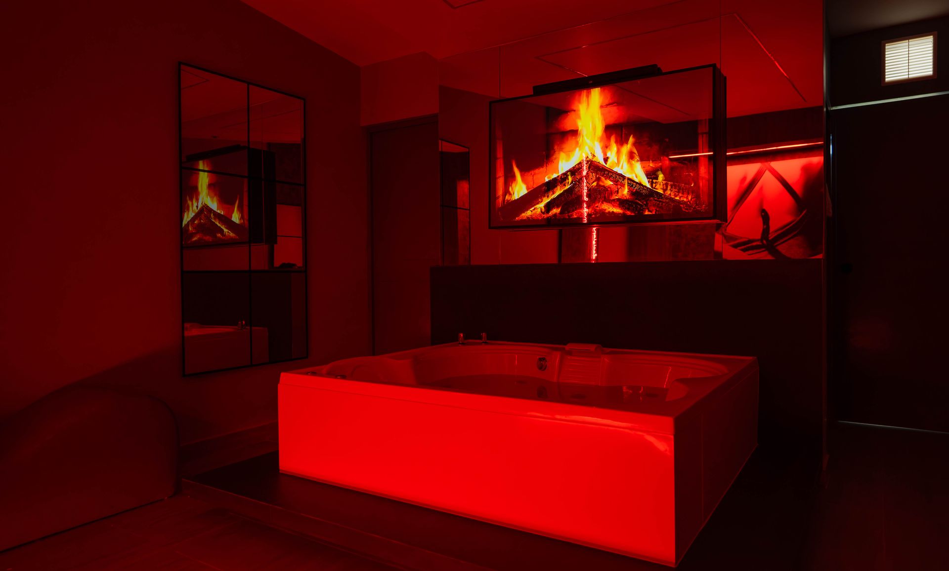 Jacuzzi rojo de Suite VIP